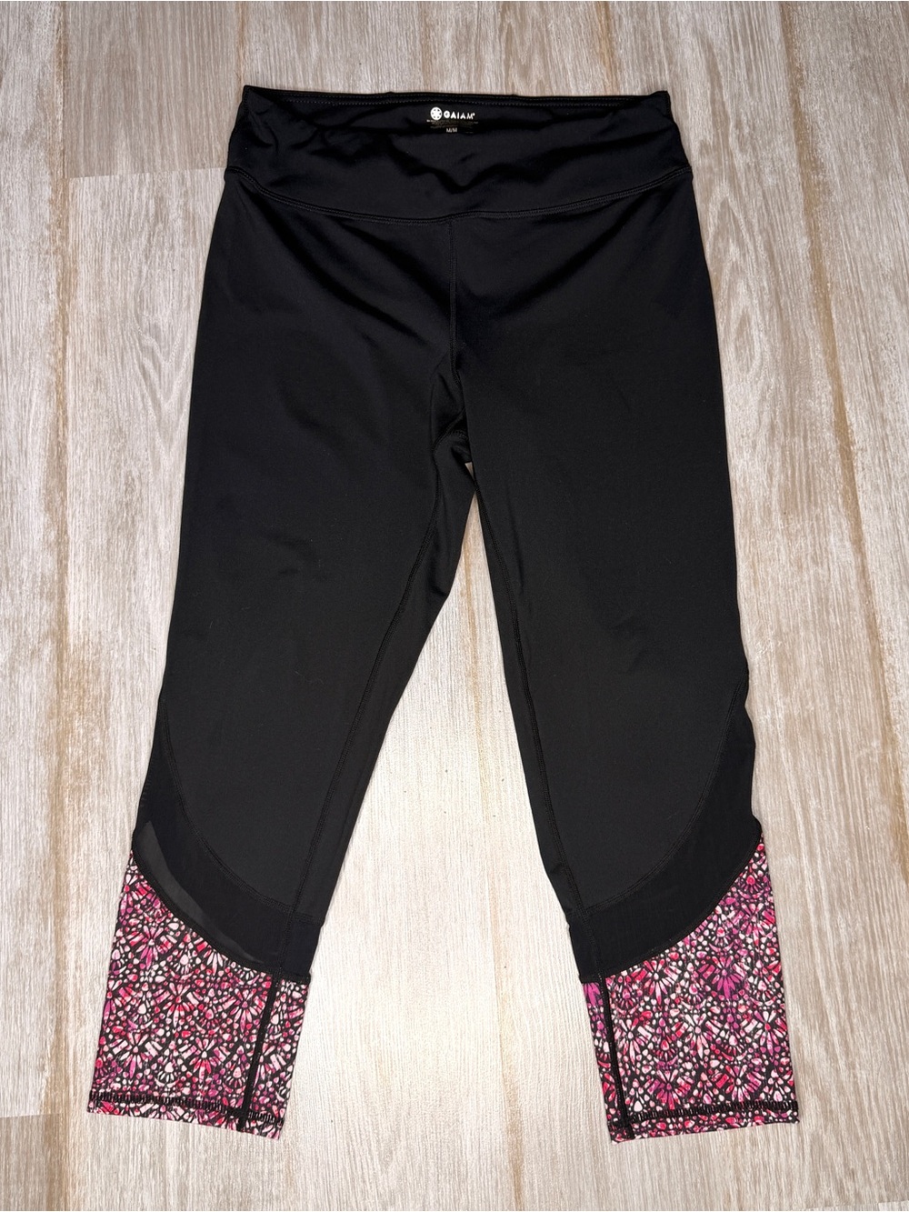 Gaiam Black and Pink Capri Yoga Leggings Size Medium